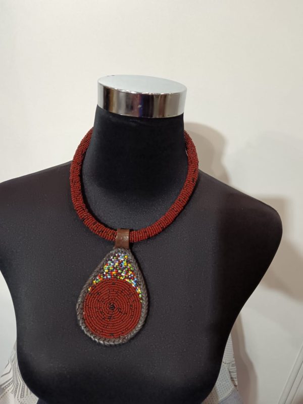 WhatsApp Image 2026-01-16 at 16.50.49 Collier en perles tubulaires à pendentif - Marron