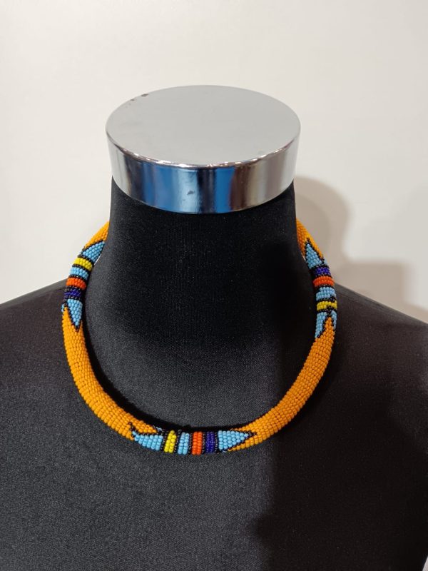 WhatsApp Image 2026-01-16 at 16.51.24 (2) Collier en perles tubulaires tissées - Orange et bleu clair